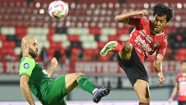 Persebaya Surabaya menelan kekalahan dari Bali United dalam laga Liga 1, Sabtu (28/12). Hasil itu membuat posisi Persebaya di puncak klasemen terancam.