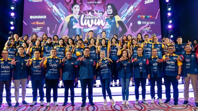 Para anggota tim voli putri Jakarta Livin' Mandiri (JLM) terdiri dari atlet-atlet berbakat yang dipersiapkan melalui seleksi ketat dan pelatihan intensif.