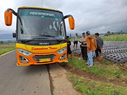 Ikuti Google Maps, Bus Angkut 30 Pendaki Malah Mentok di Kuburan Wonosobo