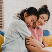 5 Fakta Menarik Tentang Berpelukan, dari Durasi hingga Manfaatnya!