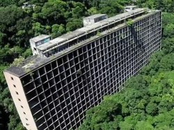 Lihat Lagi Hotel Mewah Mangkrak bak Batu Nisan Raksasa di Tengah Hutan