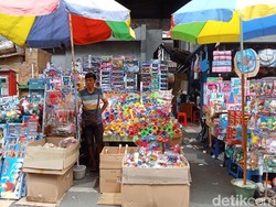 Geliat Pedagang Trompet Tahun Baru di Pasar Asemka