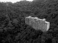Melihat Hotel Megah di Tengah Hutan yang Sudah 70 Tahun Mangkrak
