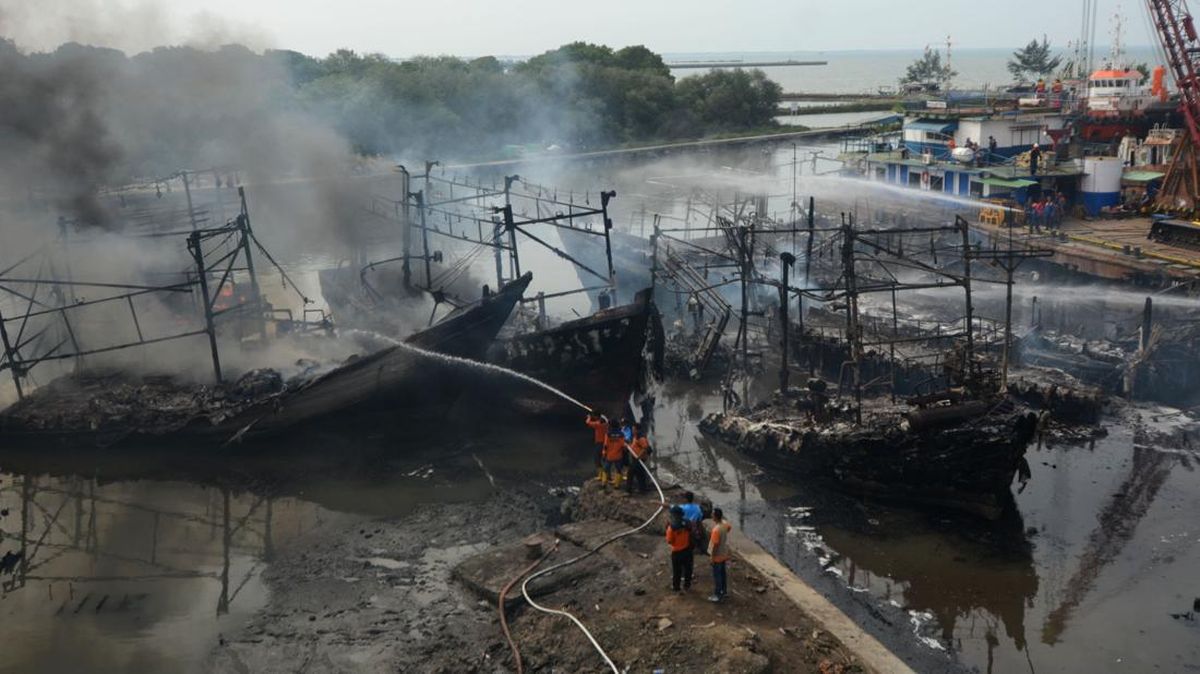 24 Kapal Nelayan Hangus Terbakar di Pelabuhan Tegal