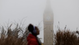 FOTO: Kala Turis London Hanya Bisa Menikmati Panorama Berselimut Kabut