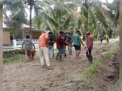 Warga 2 Dusun di Asahan Patungan Uang Pribadi untuk Perbaiki Jalan Rusak