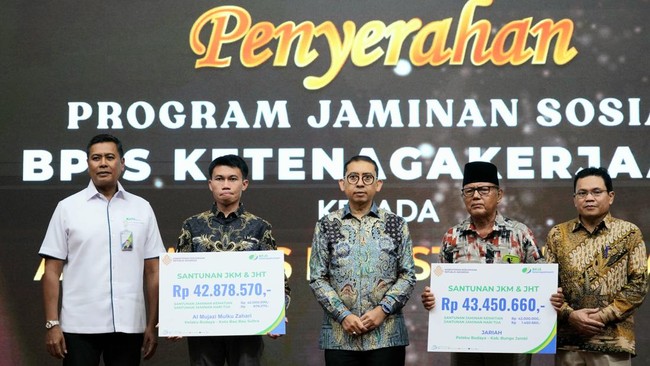 Menteri Kebudayaan (Menbud) Fadli Zon mengajak berbagai pihak untuk peduli terhadap kesejahteraan pelaku seni budaya, terutama para maestro di bidang tersebut.