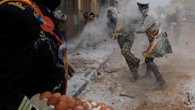 FOTO: Festival Unik Perang Tepung dan Telur Els Enfarinats di Spanyol