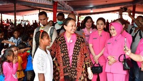Ketum Bhayangkari Rayakan Natal Bersama Pengungsi Gunung Lewotobi