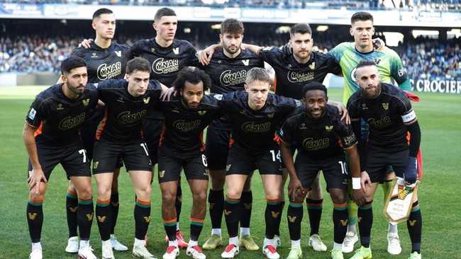 Netizen Ramai-ramai Dukung Venezia Bertahan di Serie A Netizen menyambut positif kemenangan Venezia yang membuat klub berjuluk I Leoni Alati itu keluar dari zona degradasi Serie A Liga Italia 2024/2025.