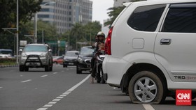 FOTO: Parkir Liar di Monas, Ban Mobil Digembosi Dishub