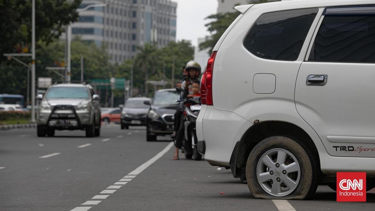 9 Langkah Ganti Ban Mobil Sendiri, Tak Perlu Panik Bocor di Jalan