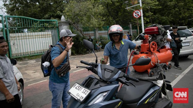 FOTO: Parkir Liar di Monas, Ban Mobil Digembosi Dishub