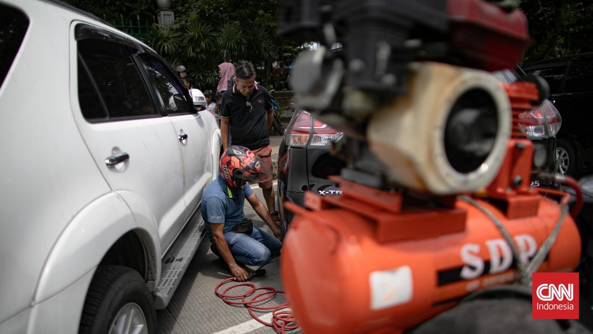 FOTO: Parkir Liar di Monas, Ban Mobil Digembosi Dishub