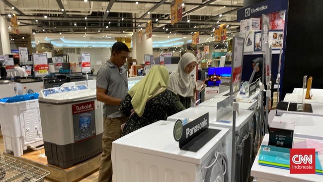 Transmart Full Day Sale kembali lagi hari ini, mesin cuci front load 7 kg harga diskonnya cuma Rp3,8 juta dari harga normal Rp5,6 jutaan.