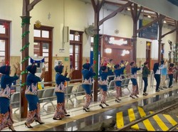 Seru! Pegawai PT KAI Flashmob Dance Lagu APT Rose di Stasiun Jember