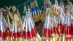 FOTO: Penjual Terompet dan Kembang Api Sambut Tahun Baru
