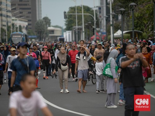 Warga beraktivitas di kawasan Car Free Day (CFD) Jakarta di Bundaran HI, Jakarta, Minggu (29/12/2024). (CNN Indonesia/ Adi Ibrahim)