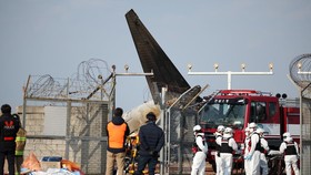 Pesawat Jeju Air Korsel Mendarat Tanpa Roda dan Meledak
