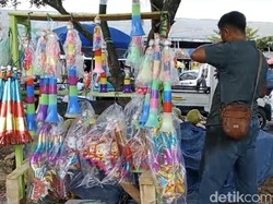Jelang Pergantian Tahun, Pedagang Terompet di Palembang Alami Kenaikan Omzet