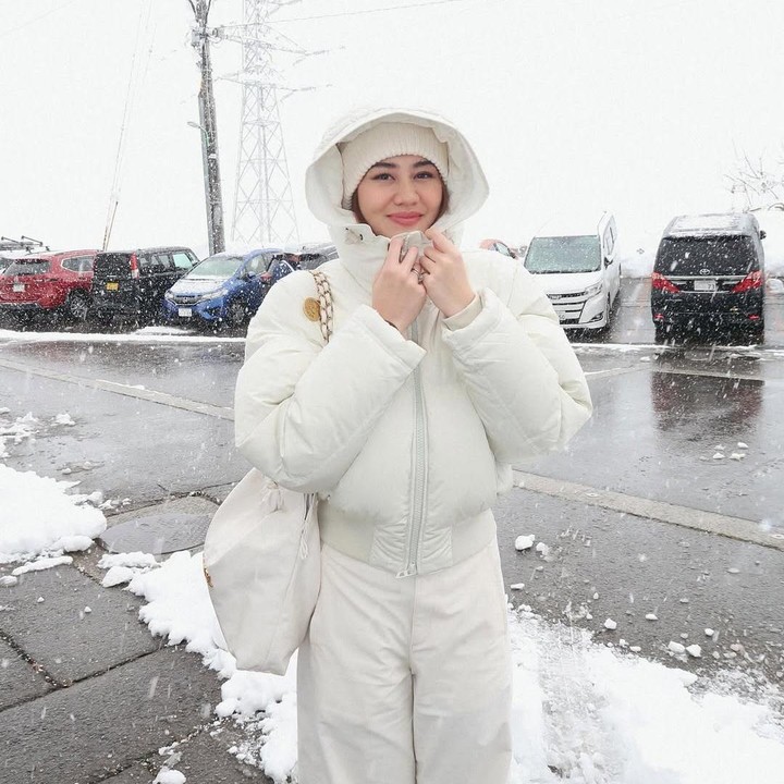 <p>Jelang akhir tahun, Aaliyah Massaid memutuskan untuk liburan ke Jepang bersama keluarga besarnya, termasuk sang kakak, Zahwa Massaid. Aaliyah pun tampil <em>stylish</em> dengan <em>outfit</em> serba putih saat bermain salju. (Foto: Instagram @aaliyah.massaid)</p>