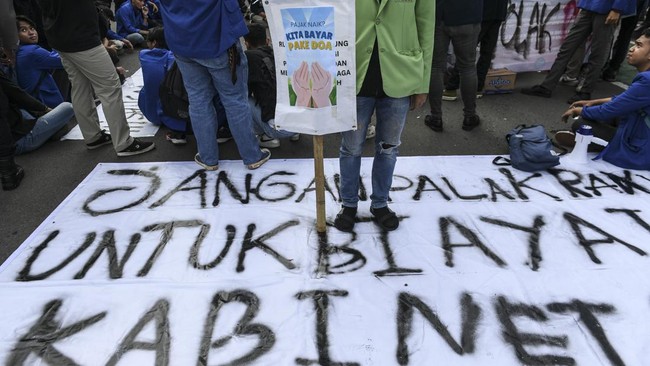 Mahasiswa mengangkat tema 'Indonesia Gelap' dalam aksi demonstrasi serentak untuk mengkritik ragam kebijakan Prabowo Subianto.