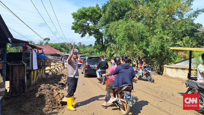 Banjir bandang terjadi di jalinsum Kelurahan Pasar Sarulla dan di jalan menuju Wisata Rohani Salib Kasih, Desa Simorangkir Julu, Kecamatan Siatas Barita.