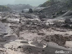 Semeru Luncurkan Banjir Lahar Dingin ke Aliran Sungai Pronojiwo Lumajang