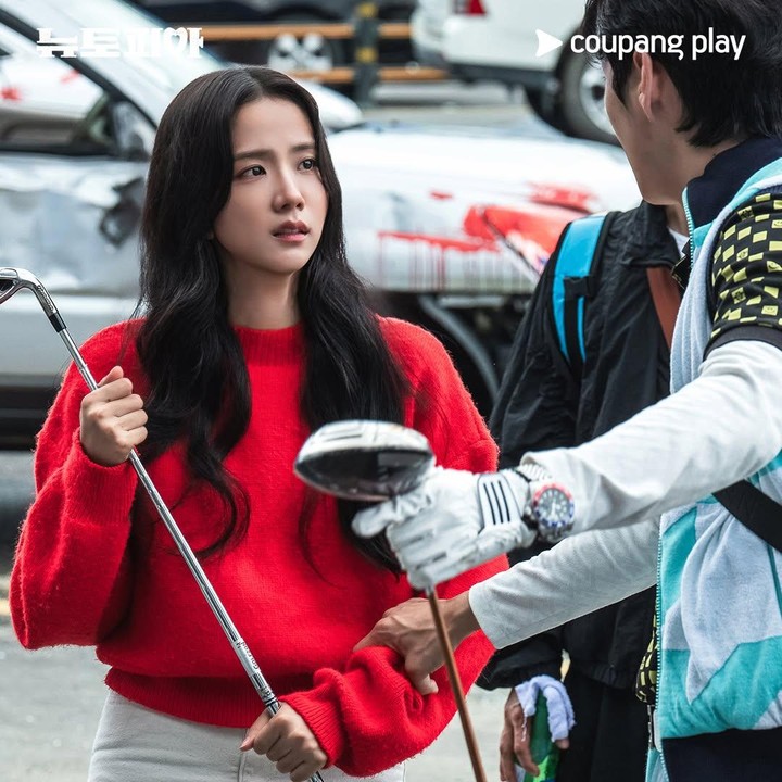 <p>Beberapa foto yang diunggah di Instagram @coupangplay menjadi "bocoran" peran Jisoo BLACKPINK dalam Newtopia. Misalnya pada potret ini, Jisoo tampak memegang tongkat golf untuk melawan zombie sekaligus melindungi kekasihnya. (Foto: Instagram @coupangplay)</p>
