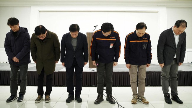 CEO maskapai Jeju Air Kim E Bae membungkuk meminta maaf atas kecelakaan pesawat pada Minggu (29/12) yang menewaskan 179 orang.