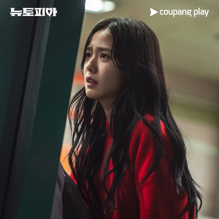 <p>Dalam foto lain, Jisoo sebagai Young Joo diperlihatkan berada dalam suasana mencekam. Melansir <em>Pinkvilla</em>, Young Joo dan kekasihnya, Jae Yoon terjebak dalam serangan Zombie, ia pun berusaha menghadapi kekacauan yang terjadi. (Foto: Instagram @coupangplay)</p>