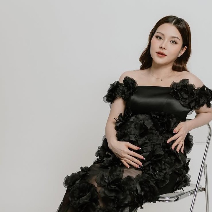 <p>Dalam potret <em>baby bump,</em> Vienesca memperlihatkan perutnya yang sudah besar mengenakan gaun hitam dengan aksen berbentuk bunga. Ia terlihat semakin anggun dan cantik dengan makeup dan membiarkan rambut panjangnya tergerai. (Foto: Instagram @vienesca).</p>