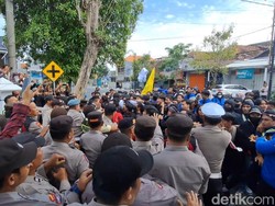 Mahasiswa Jombang Saling Dorong dengan Polisi Saat Demo Tolak PPN 12%