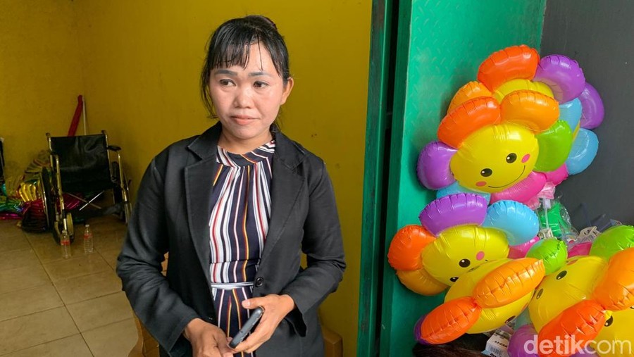 Dewi Dewi, istri ke-10 Pak Tarno saat berada di kios baru mereka.