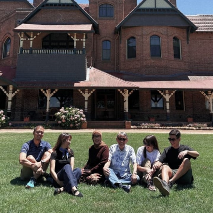 <p>Momen liburan kali ini sepertinya bukan hanya menjadi <em>quality time</em> Enzy bersama keluarga. Maulana Kasetra tampaknya mengajak Enzy untuk napak tilas ke kota masa kecilnya di Armidale, New South Wales. (Foto: Instagram @enzystoria)</p>