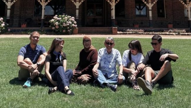 5 Potret Enzy Storia Napak Tilas ke Kota Masa Kecil Sang Suami dan Mertua di Australia