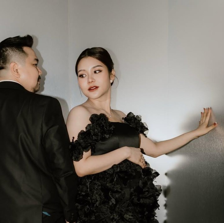 <p>Food vlogger Nex Carlos dan istrinya Vienesca sedang menanti kelahiran calon anak kedua. Mereka membagikan maternity shoot melalui sosial media Instagramnya. (Foto: Instagram @vienesca)</p>