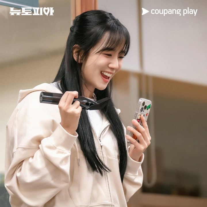 <p>Foto Young Joo yang ceria ini kontras dengan potret sendu sebelumnya. Senyum yang hadir saat Young Joo video call dengan kekasihnya, Jae Yoon, merupakan gambaran kehidupan ceria Young Joo sebelum serangan zombie melanda. (Foto: Instagram @coupangplay)</p>