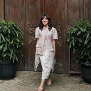Get The Look: Ide Outfit Batik Kasual nan Manis ala Ify Alyssa untuk Hangout