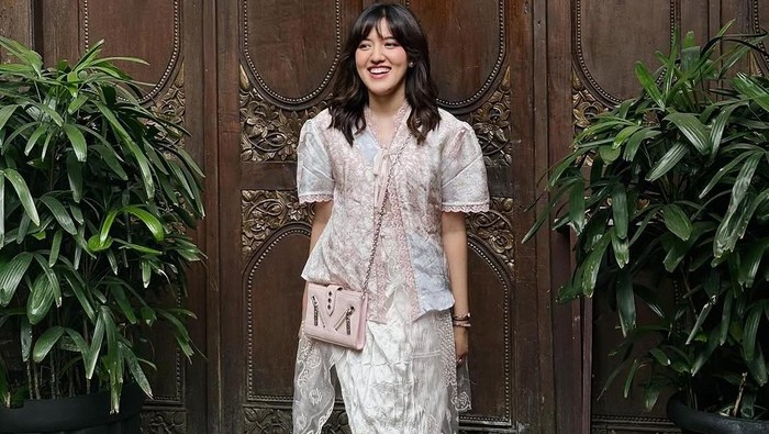Get The Look: Ide Outfit Batik Kasual nan Manis ala Ify Alyssa untuk Hangout