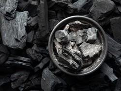 Cara Membuat Arang dengan Bahan Sederhana, Persiapan BBQ Tahun Baru 2025