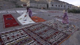 FOTO: Tergoda Permadani Maroko yang Ditenun Secara Tradisional