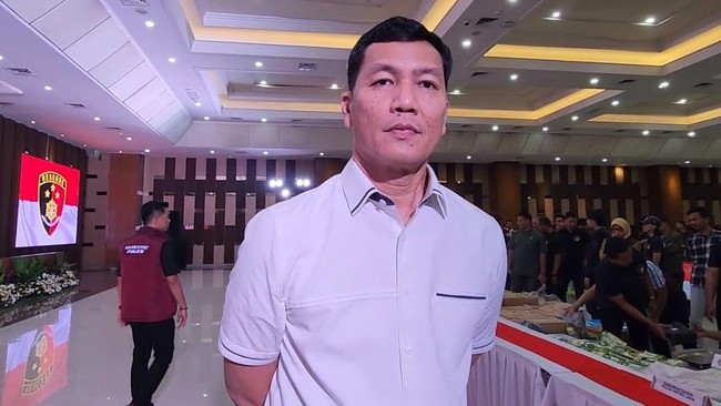 Kombes Donald Parlaungan Simanjuntak dimutasi usai geger kasus pemerasan polisi terhadap warga negara Malaysia di acara DWP 2024. Berikut profilnya.