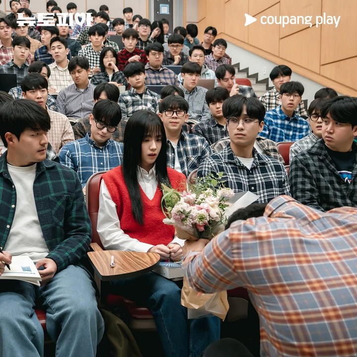 <p>Mengangkat konflik akibat serangan zombie, <em>Newtopia</em> dijadwalkan akan tayang perdana 7 Februari 2025. Dalam drama Korea tersebut, Jisoo BLACKPINK akan berperan sebagai kekasih Jae Yoon yang dibintangi oleh Park Ju Min. (Foto: Instagram @coupangplay)</p>