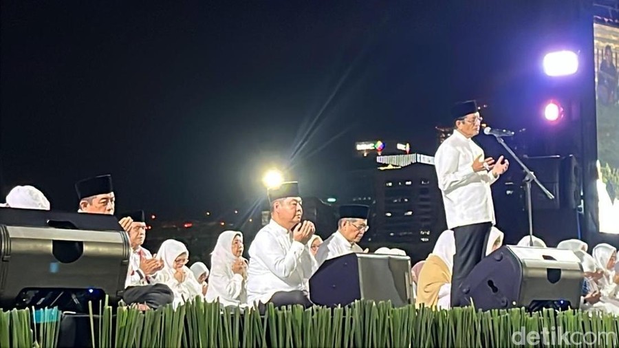 Menteri Agama (Menag) Nasaruddin Umar memimpin doa muhasabah di Monas, Jakpus, menyambut tahun baru 2025 (Devi P/detikcom)