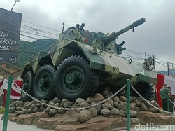 Gagahnya Panser Saladdin Asal Inggris Mejeng di Alun-alun Cililin