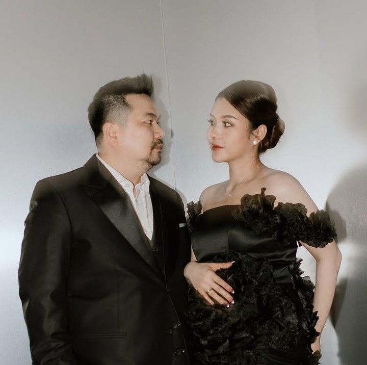 <p>Pada maternity shoot anak keduanya sama seperti anak pertamanya menampilkan sisi romantis dari pasangan yang menikah pada 8 Januari 2023 ini. Keduanya saling memberikan tatapan tajam satu sama lain. (Foto: Instagram @vienesca).</p>