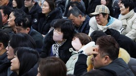 FOTO: Tangis Duka Keluarga Penumpang Jeju Air yang Jatuh di Korsel