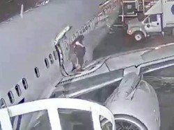 Penumpang Panik, Buka Pintu Darurat dan Jalan di Sayap Pesawat