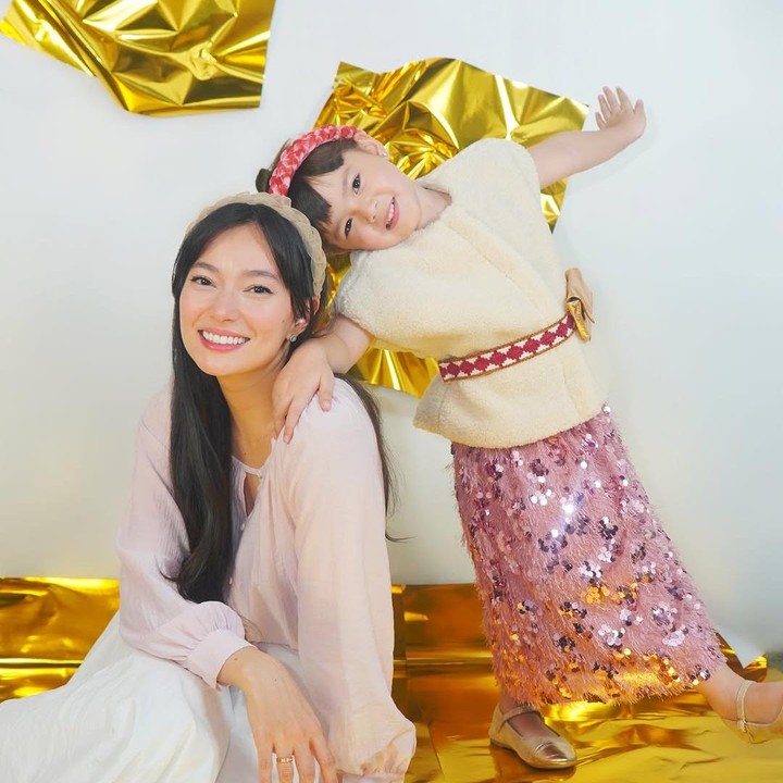 <p>"Duh, cantik banget sih kalian," ujar seorang netizen dengan emotikon hati. "Cantiknyaaaa, <em>smart</em> banget Chloe," papar netizen lainnya. (Foto: Instagram: @asmirandah89)</p>